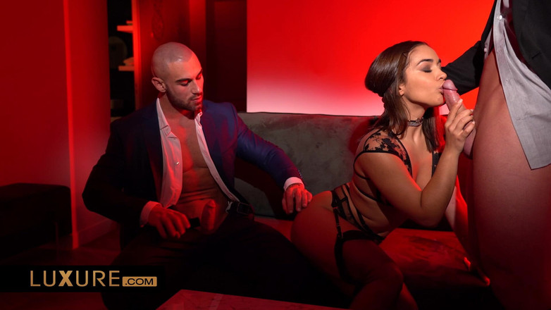 Luxure: Ginebra Bellucci foarte obraznică cu 2 bărbați