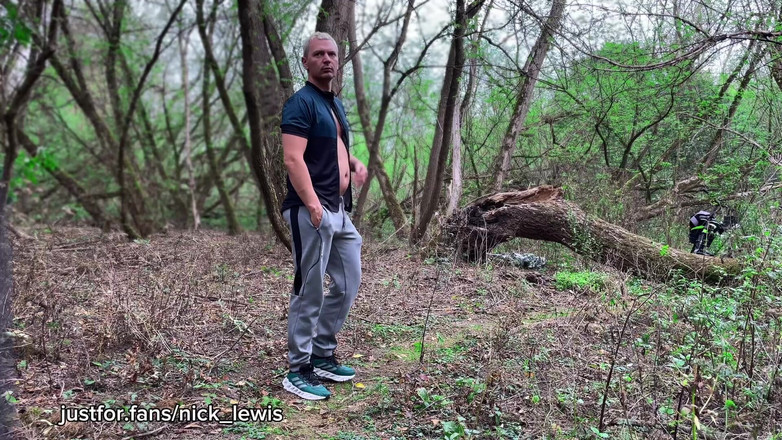 Nick Lewis: जंगल में गहरी चुदाई - मंडराती रंडी की गांड कच्ची हो जाती है