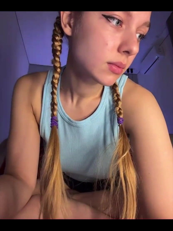 JuiceLussie: Squirting dużo z Młodą dziewczyną