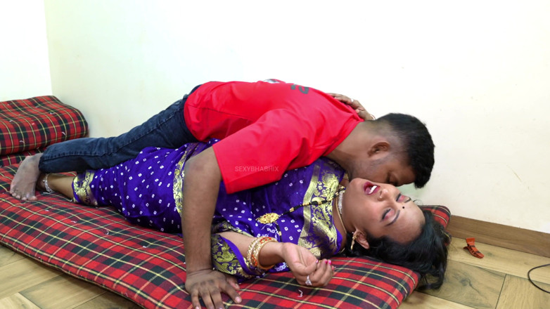 SEXYBHABHIX: bhaartiy bhaabhi ne apne parosi ke saath seks kiya.