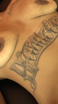 Ateşli esmer büyük yarağa ayakla muamele çekiyor!