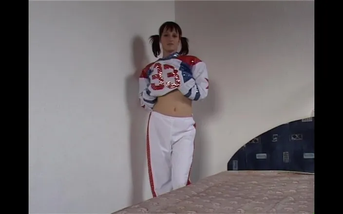 MMV films - The Original: Nadržené mladé ženy masturbují s velkými dildy pro několik vzrušujících orgasmů