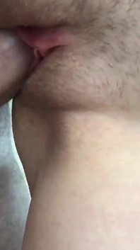 Per favore piscio su di me, scopa e sborra nella figa. Creampie. Primo piano