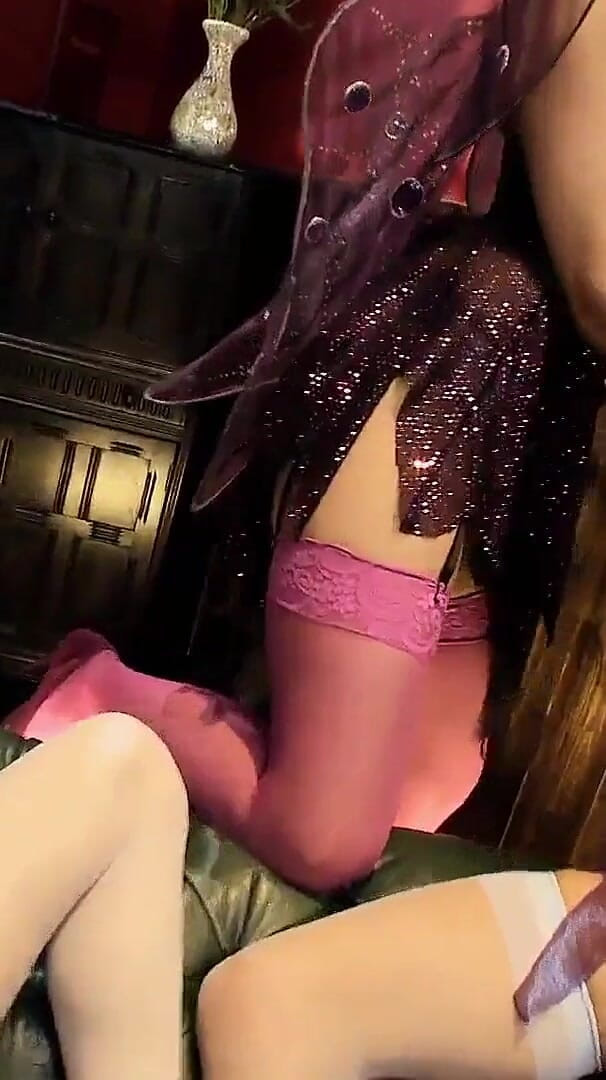Lesbian dolls: Lesbisk förförelse mellan Cindy Behr och Lou två brittiskfödda MILF...
