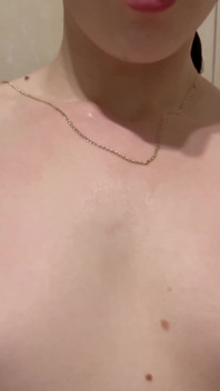 甘いティーンはシャワーの後に完璧な硬い乳首で遊ぶ