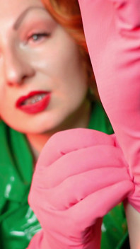 Model drăguț Arya și mănuși roz din latex de uz casnic