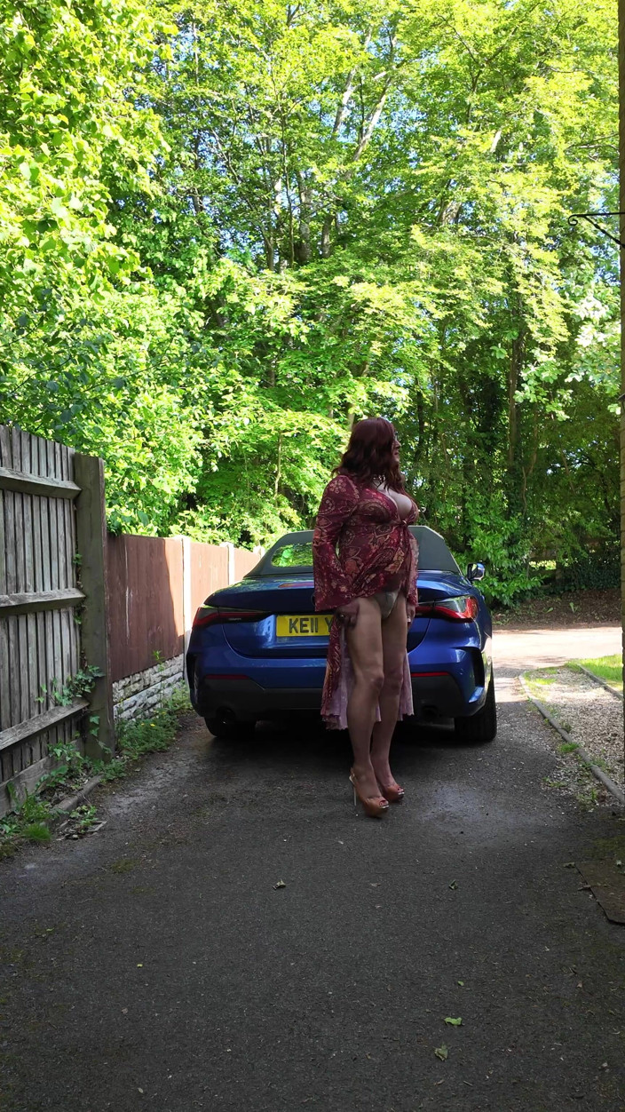 Kellycd2022: Crossdressing kellycd2022 genießt das schöne warme Wetter in Nylon und...
