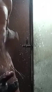 Massieren des Penis durch Anwendung von Öl und Seife