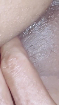 継父が継娘と深いアナルファックをしようとしている