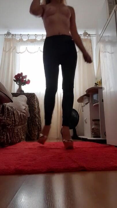 Stefany karoliny: Stefany Karoliny, in een heldere broek met glanzende benen, zodat...