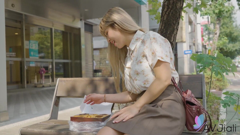 AV Jiali: リナと彼女の新しいボーイフレンドは、家でお互いのことを探求して一日を過ごします