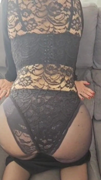 Seksi iç çamaşırlı olgun kadın