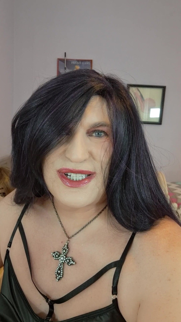 Victoria Lecherri: Rozkładajmy nogi jak kobiety i liżmy się nawzajem!