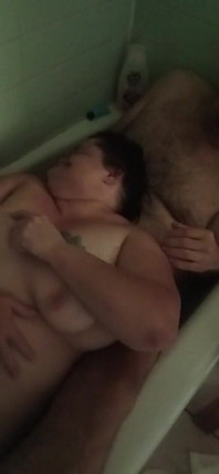 Älteres paar macht liebe in der wanne