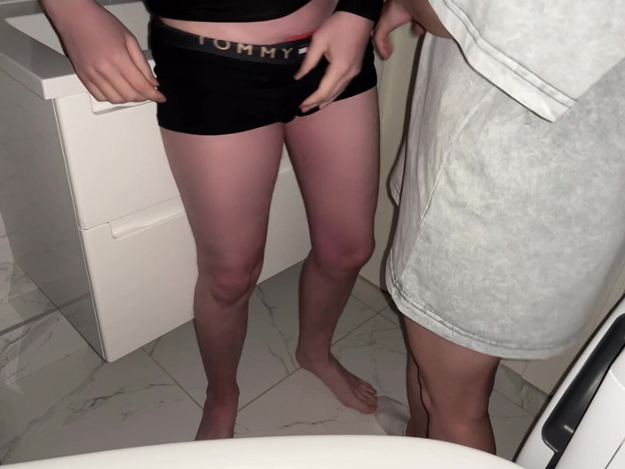 MaybeNatty: Demi-sœur, Pourquoi Es-tu Dans Ma Salle De Bain ? J’ai Verrouillé...