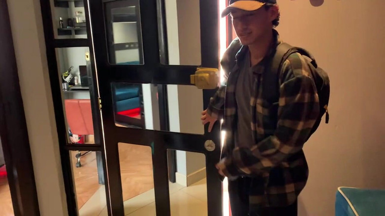 The-hook305: Str8 messenger datang ke rumahku untuk mandi, jadi aku kameraku