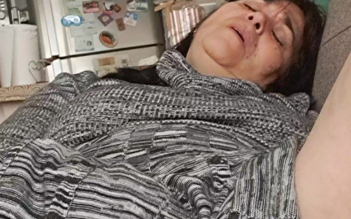 Mommy big hairy pussy: Patrząc pod sukienkę, owłosiona cipka jest mokra