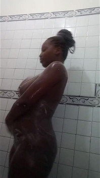 Ging ins badezimmer, sah dieses süße heiße ebenholz-teen-mädchen in der Dusche, sie fingerte ihre enge nasse seifige muschi - mastermeat1