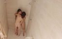 Kanu Eel: 在淋浴时与饥渴的小继女发生女同性关系被抓包