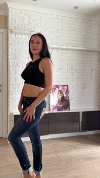 Kentut comel dalam seluar jeans selepas makan makanan yang gazzy