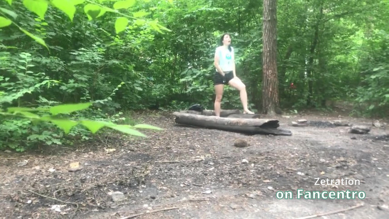 Zetration: Ea își satisface pizda de o mamă sexy brunetă dulce în pădure,...