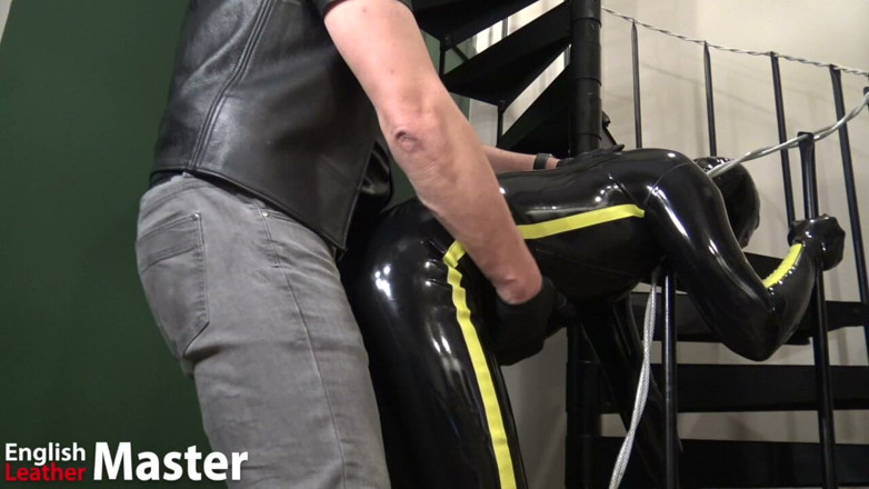EnglishLeathermaster: Follando látex en las escaleras