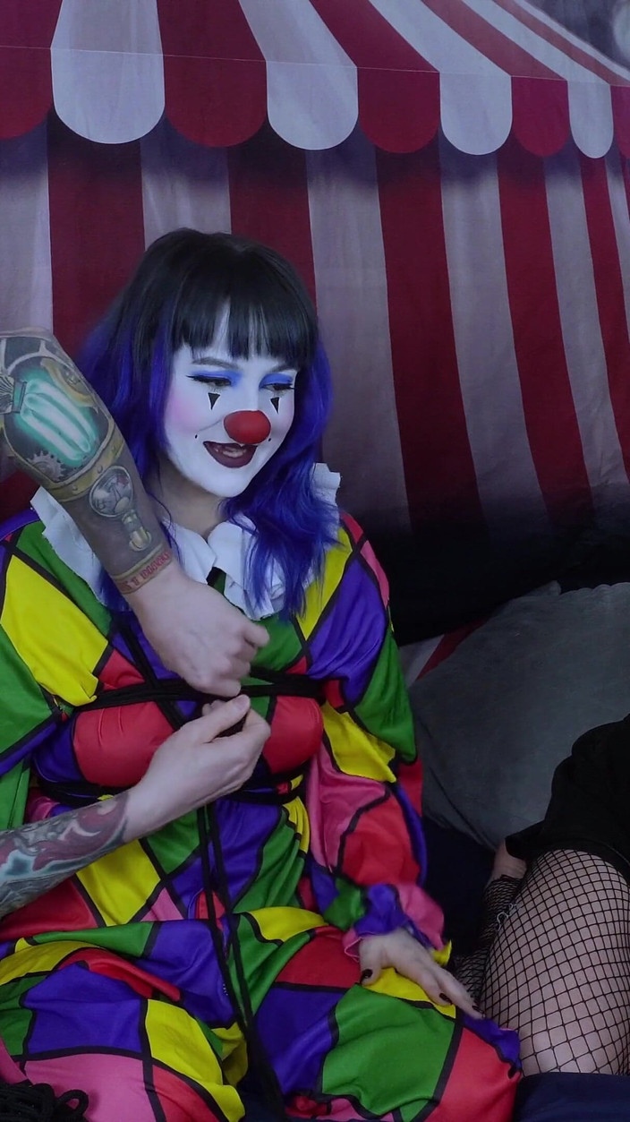 Alice Bean: Bts Clowns-anzug-bondage