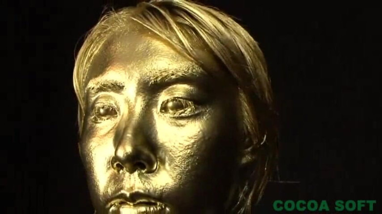 Cocoa Soft: The first pregnant woman in the gold paint