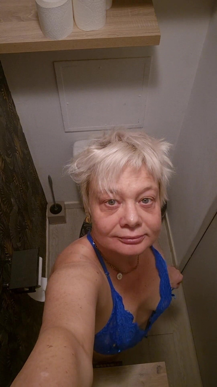 Sofy13: Dalam Bodysuit Biru Saya Terbuka Ke Tandas Semua Panas, Basah...