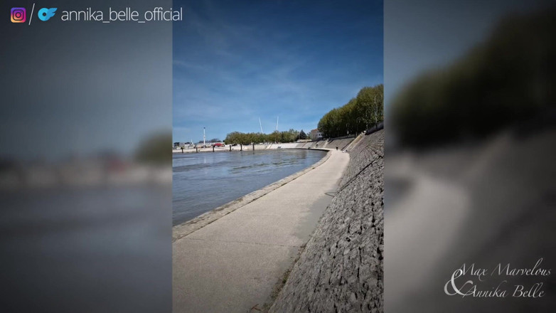 Max and Annika: Making Out în Arles (Franța) și futând cu degetul pizda ei umedă - Nuditate