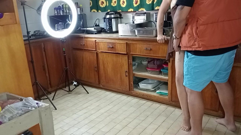 Bigjoefuckalott: Silly F*** Kawan membuat salad di dapur