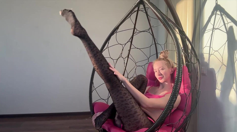 Skinny_lady69: Instrucciones de paja con chica flexible en traje de baño +...