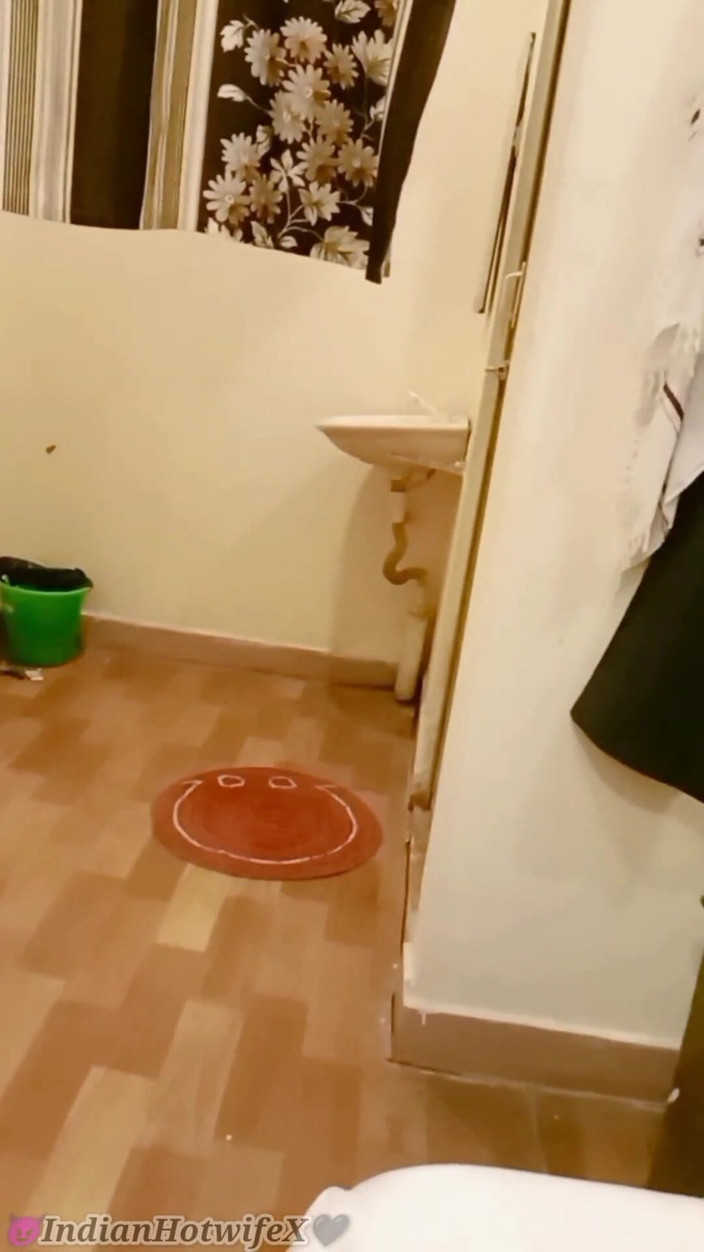 RenuRaj: Renu, salope desi tamoule, taille une pipe à un étalon, le cocu...