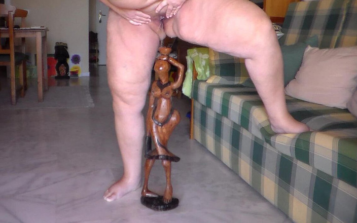 Sex hub couple: ジェンは木像におしっこをかけています