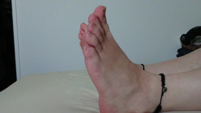 Carmen_Nylonjunge: Moje brzydkie bose stopy w łóżku