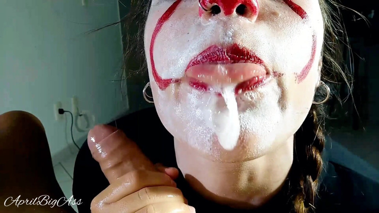 April BigAss: Halloween hluboké hrdlo a kloktadlo polykání mrdky
