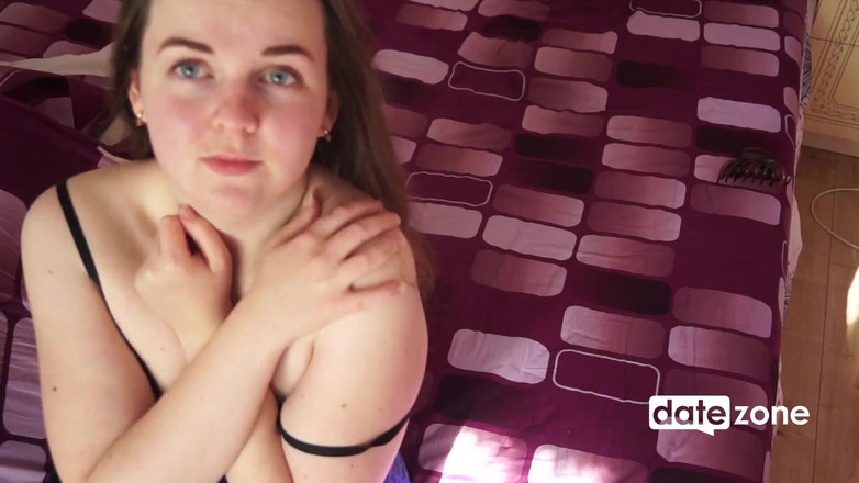 Datezone: 大胸部业余爱好者自慰她的阴户