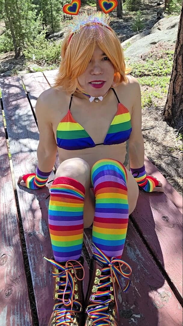 JessicaLynn15: Сіссі на відкритому повітрі роздягається і писяє