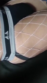 Táta mě po škole šuká a sundá mi boty, pak mu dám kouření a on se udělá