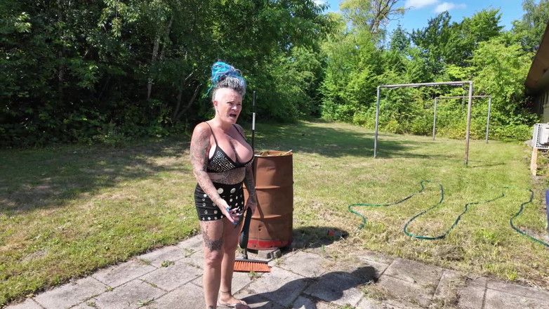 Domina Dark: Wasserspiel Auf Dem Hof
