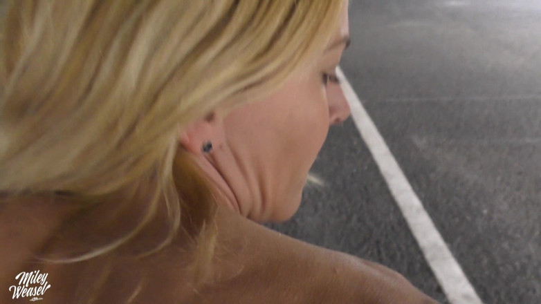 Miley Weasel: ドイツ人ブロンドのマイリー・イタチが駐車場で尻を犯される