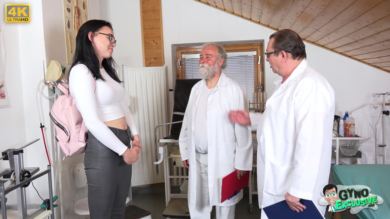 Gyno Exclusive: Тінка-ботанік пестить пальцями до оргазму двох старих лікарів