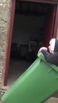 Trisha a Claire jsou jeptišky na útěku