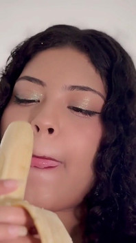 Ashley Amber, Wants to Show off Her Blowjob Skills to Attract a Porn Actor Who Wants to Fuck Her for Free