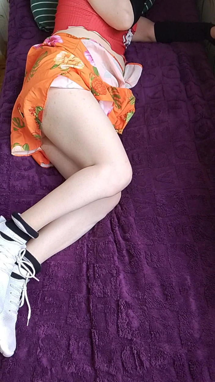 Kitty_Cross: Femboy Fierbinte Bed Time vrea doar un partener bun lângă...