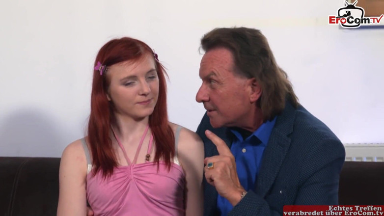 EroCom: Junge zierliche frau mit roten haaren fickt beim casting einen älteren...