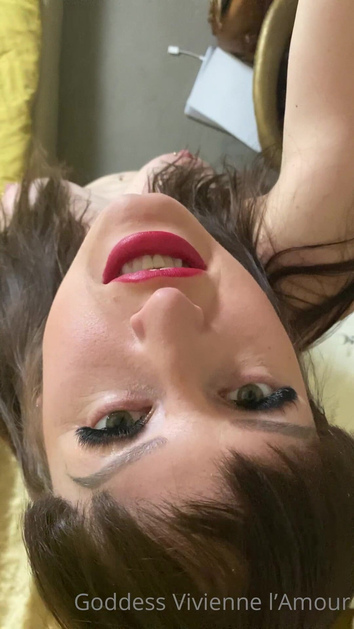 Vivienne l'Amour: Vivienne L'amour - Uriașa te înghite întreg