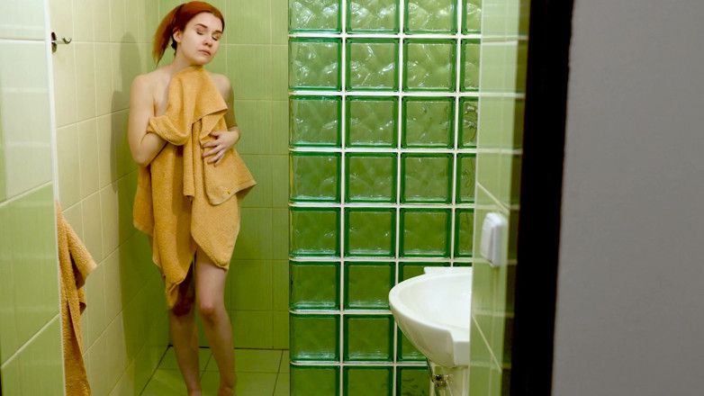 Peaches and Bananas: Tschechischer rothaariger teenager in der dusche