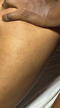 Aksi hot lesbian yang lagi asik ngentot pakai strap-on sampai muncrat banyak banget