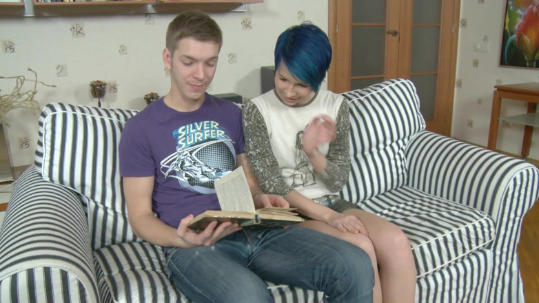 TeenXXX Stories: Nadržená teenagerka je tvrdě ošukána na gauči